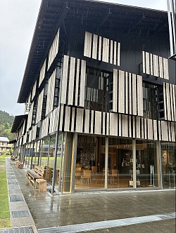 雲の上の図書館にきました。雨がいい✨✨